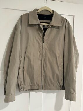Claiborne Lightweight Zip-Front Mens Jacket in Taupe Beige Size Medium